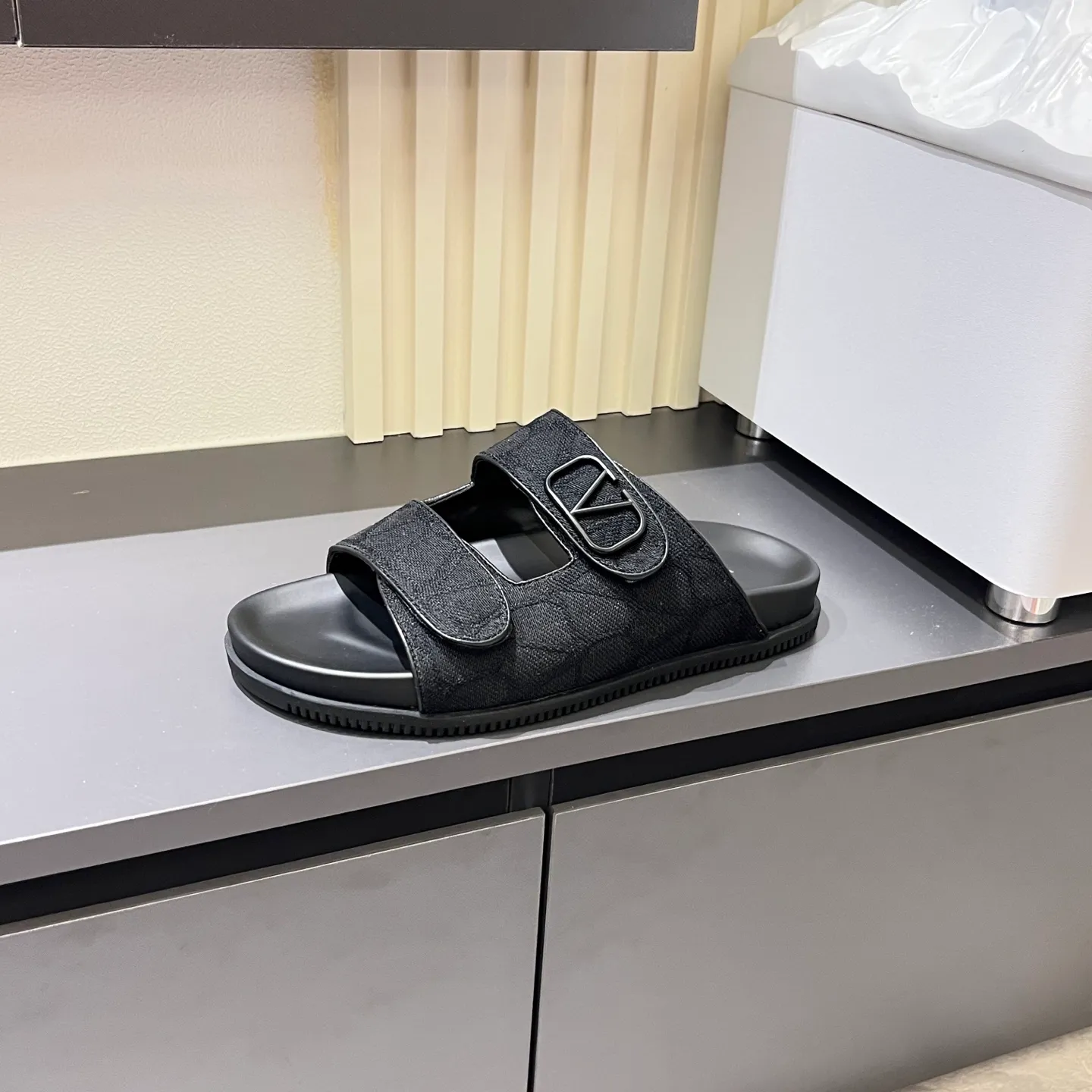 p300《VALENTINO》Warren Men🧍‍♂️Spring and Summer New Style. Cowhide logo flat slippers, elegant sandals, the same style worn by celebrities, original molding, imported calfskin. Rubber outsole. Soft and durable, full set of counter packaging, 38-44!